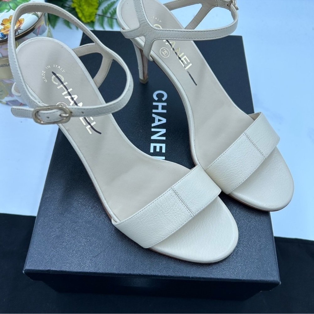 Women’s Chanel ivory leather stray sandals size 38.5 made in Italy - Picture 13 of 14